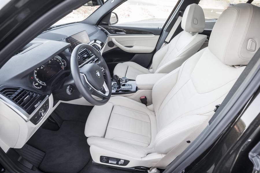 Интерьер BMW X3 xDrive30i xLine (G01) 2017 года  (NA) (фото 4 из 7)